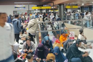KRL "green line" alami kendala akibat percikan api, penumpang menumpuk di Tanah Abang