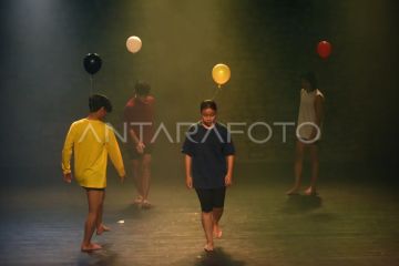 Pertunjukan tari Diam Adalah Siksa di Padang
