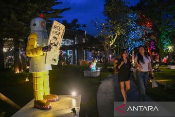 Tampil beda di hutan kota, begini serunya menikmati patung The Space Boy di Pembukaan Art Jakarta Gardens 2026