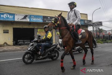 ASN Tasikmalaya berangkat kerja menunggang kuda saat car free day khusus ASN