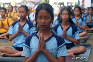 Pecahkan rekor MURI, 12.971 pelajar Bali serentak yoga asana
