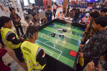 Kontes robot sepak bola di Padang