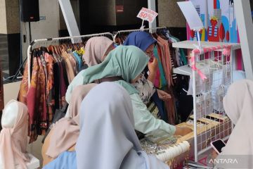 Produk perajin lokal jadi suvenir resmi kegiatan Pemkot Jakbar