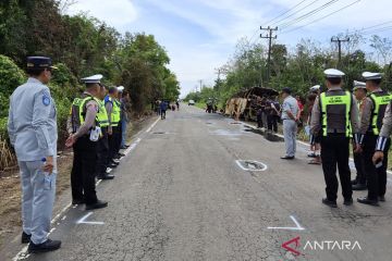 Olah tempat kejadian perkara kecelakaan bus ALS dan truk tangki di Jalan Lintas Sumatera