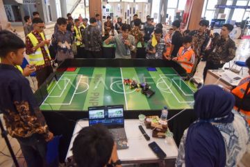 Kontes robot sepak bola di Padang
