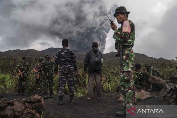 Tim SAR sisir lereng Gunung Dukono cari pendaki jadi korban erupsi