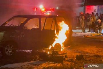 Minibus terbakar di Kembangan Jakbar, petugas temukan jeriken berisi bensin