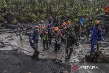 Erupsi Gunung Dukono: Tim SAR evakuasi jenazah pendaki, dua WNA masih hilang di balik abu vulkanik