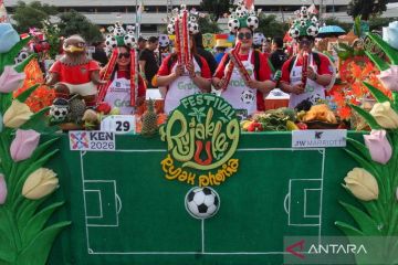 Unik, begini penampakan festival rujak uleg bernuansa Piala Dunia di Surabaya