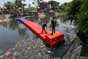 Pemasangan penghalang sampah di Sungai Kali Tebu Surabaya