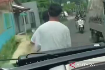 Polisi tangkap pria yang merusak dan halangi ambulans di Depok