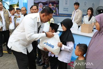 Bulog bagikan 1.000 paket sembako gratis dan GPM peringati HUT ke-59