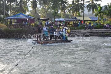 Warga masih menggunakan rakit di Padang Pariaman