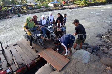 Warga masih menggunakan rakit di Padang Pariaman