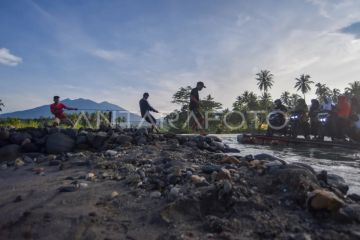 Warga masih menggunakan rakit di Padang Pariaman