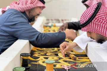 Rahasia di balik kilauan benang emas Ka'bah: Intip proses pembuatan kiswah yang bertahan seabad di Makkah