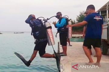 Polisi selamatkan ponsel wisatawan yang jatuh ke laut di Pulau Pari
