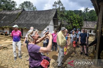 Kunjungan wisatawan macanegara di Kampung Adat Naga