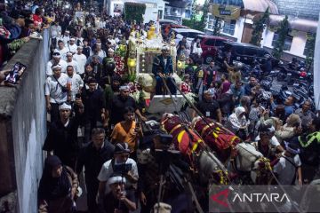 Kirab Mahkota Binokasih di Bandung