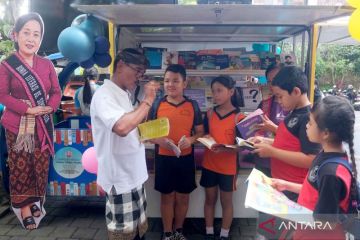 Warga dan siswa Denpasar isi peringatan Hari Perpusnas dengan gerakan membaca