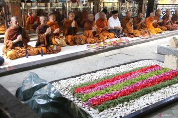 Biksu Thudong ke makam Gus Dur di Jombang