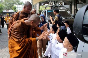 Biksu dalam ritual Thudong kunjungi pesantren dan ziarah ke makam Gus Dur