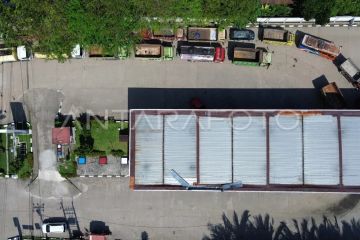 Antrean kendaraan mengisi BBM di Padang