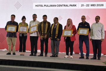 Ketum PP FPTI dan dua atlet panjat tebing dapat penghargaan dari KONI