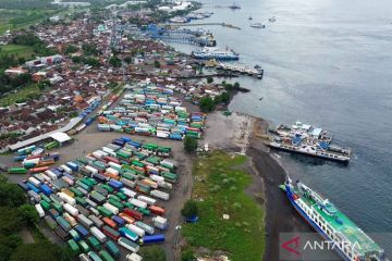 Begini antrean panjang kendaraan angkutan barang di Pelabuhan Ketapang
