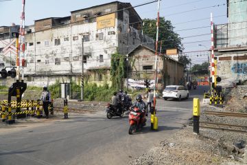 Weekend Bepergian? Tengok Kanan-Kiri Sebelum Melintas Rel Kereta Api