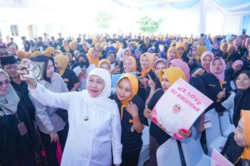 Khofifah salurkan BLT DBHCHT ke 901 buruh rokok lintas wilayah