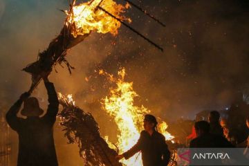 Warga Jepara gelar tradisi perang obor dalam puncak perayaan sedekah bumi