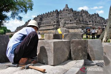 Arca Unfinished Buddha dipindahkan dari Museum Karmawibhangga ke lapangan Kenari Borobudur