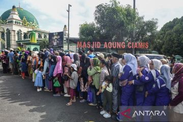 Pembagian daging kurban di Ciamis