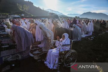 Shalat Idul Adha di bawah kaki Gunung Petarangan