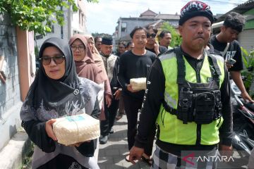 Muslim di Bali gelar tradisi Ngejot, berkeliling bagikan daging kurban