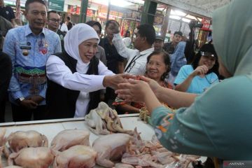 Gubernur Jatim pantau harga bahan pokok