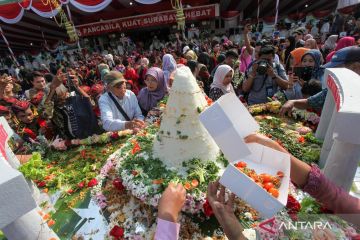 HUT ke-733 Surabaya meriah, tumpeng jadi rebutan warga