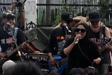 Aksi massa buruh di depan Gedung DPR diwarnai penampilan musik