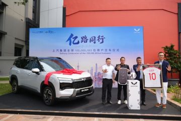 Wuling Serahkan Unit Perdana EKSION di Indonesia, SAIC Group Catat Pengiriman 100 Juta Kendaraan Secara Global