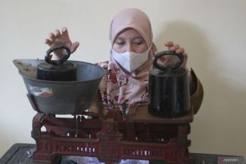 Tera ulang timbangan pedagang pasar di Malang
