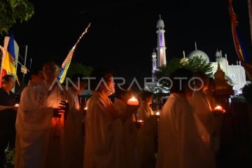 Persembahan lilin Tri Suci waisak di Padang