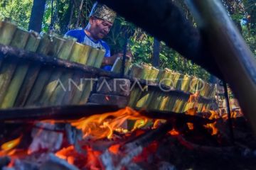 Penjualan lamang bambu meningkat di Padang