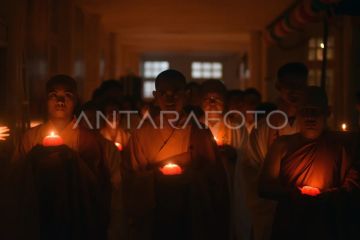 Persembahan lilin Tri Suci waisak di Padang