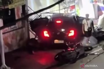 Mobil hilang kendali di Jakbar tabrak pejalan kaki di trotoar