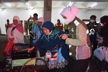 Kedatangan jamaah haji kloter pertama di Padang