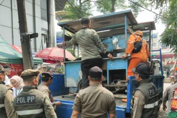 Satpol PP Jaksel tertibkan sembilan PKL di kawasan Blok M