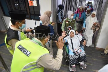 Kedatangan jamaah haji kloter pertama di Padang