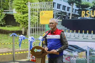 Direktur Infrastruktur dan Teknologi Perusahaan Gas Negara TBk. Hery Murahmanta menyampaikan sambutan saat acarai pemasangan instalasi gas bumi di Rumah Sakit U