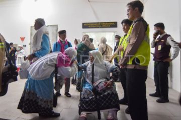 Kedatangan jamaah haji kloter pertama di Padang